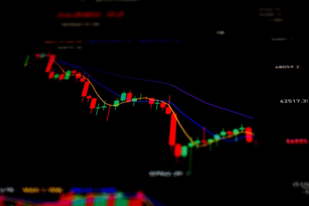 Caída de casi 4% en acciones mientras riesgo país sube a&nbsp;500