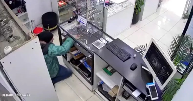 Violento asalto en Lanús: tres delincuentes armados destrozaron una joyería y escaparon con relojes y&nbsp;alhajas