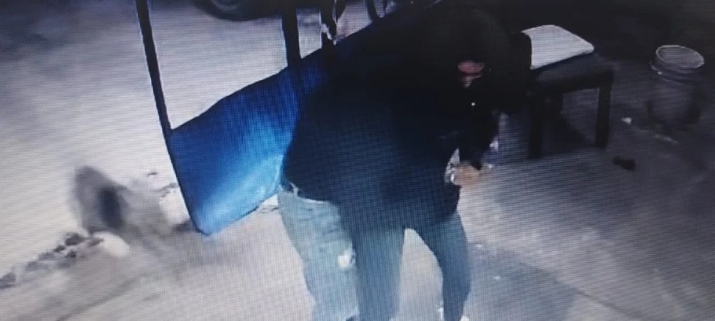 Tres delincuentes armados sorprendieron a una familia en la puerta de su casa en José C.&nbsp;Paz